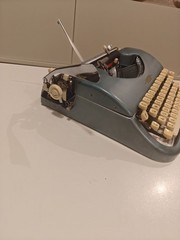 VOSS WUPPERTAL MODEL PRIVAT TYPEWRITER. GERMANY 1961. PICA FONT 12. SPANISH
