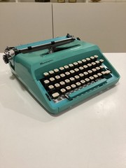 REMINGTON TEN FORTY. POP ART. PICA FONT 10 CPI. HOLLAND 1968. SPANISH LAYOUT.