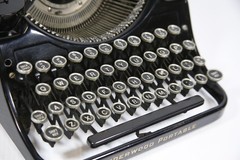 *WORKING* – UNDERWOOD PORTABLE TYPEWRITER ELLIOTT FISHER CO. – W/ CARRY CASE