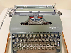 Olympia SM3 De Luxe Portable Typewriter Congress Pica #83 10 Pitch w/ Case Works