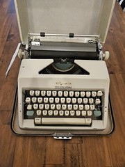 Vintage 60s Olympia SM9 (?) DeLuxe Portable Typewriter With Case READ Descriptio