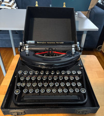 WORKING Vintage Remington Noiseless Portable Typewriter W Original Carrying Case