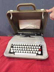 DWN2-Vtg 1970s Underwood 319 Portable Typewriter w/Plastic Case Beige White Keys