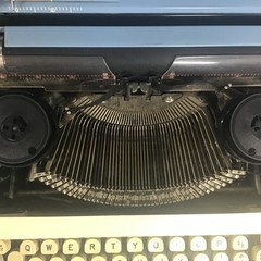 Vintage Royal Safari Portable Manual Typewriter w/Case-Needs Ribbon/Works Great!