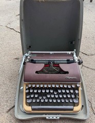 1950s Olympia SM3 De Luxe Burgundy Typewriter • w/Case