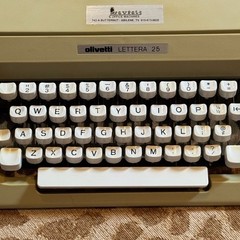Vintage Olivetti Lettera 25 Manual Portable Typewriter with Carrying Case