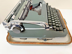 Olympia SM3 De Luxe Portable Typewriter Congress Pica #83 10 Pitch w/ Case Works
