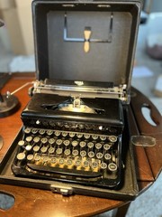 Royal 1937 “O Model” portable typewriter w/case