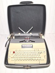 Vintage 1960s Singer T-82 Portable Electric Typewriter w/Case