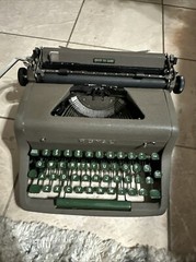 Vintage 1953 Royal Quiet De Luxe Deluxe Portable Typewriter Green Gray Hard Case
