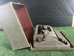 1950’s Underwood Finger Flite Champion Typewriter, Excellent Condition w/Case!