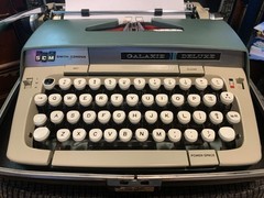 Vintage 1966-1972 Smith-Corona Galaxie Deluxe Manual Typewriter w/ Case Green