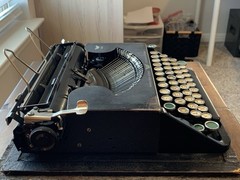 FREE SHIPPING! Continental 200 Ultra Portable German Typewriter w/ Case!