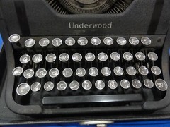 VINTAGE 1940 UNDERWOOD DELUXE LEADER PORTABLE TYPEWRITER, CASE, USER MANUAL