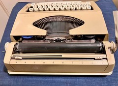 1966 Royal Royalite Portable Typewriter – Made in Holland – Works Well
