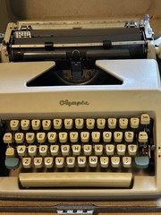 Vtg 1966 Olympia SM9 De Luxe Portable Manual Typewriter Germany W/ Case