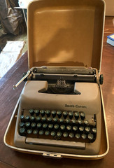 VINTAGE SMITH CORONA “CLIPPER” 1950’S MANUAL TYPEWRITER W/ORIGINAL HARD CASE