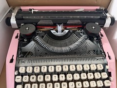 Royal 79105Y Classic Manual Typewriter – Pink