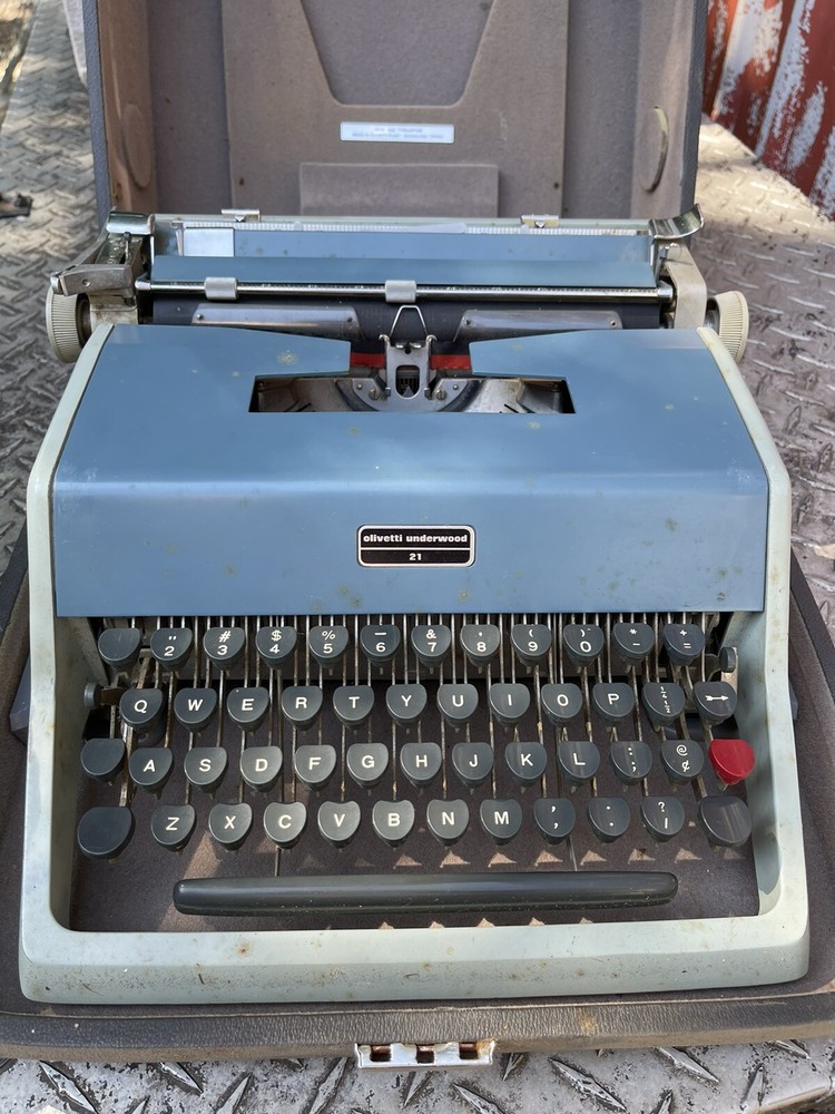 Vintage 1960s Olivetti Underwood 21 manual typewriter in case, Had Ribbons.
