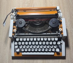 UNIS tbm de Luxe typewriter (1981). Russian keyboard. Orange. Bonus.