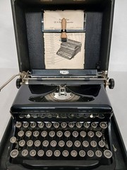 Vintage Royal Model O Portable Manual Typewriter Black Glass Keys – Working