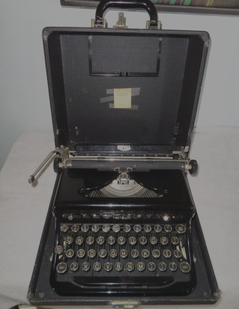 Vintage 1930’s Royal Model O Portable Typewriter With Case