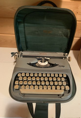Vintage Royal Royalite Portable Manual Typewriter with Case