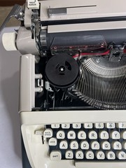 Vintage 1967 Nice Royal Safari Portable Typewriter W/Case – Types & Looks V/Well