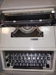 Vintage Olivetti Lettera 32 Portable Typewriter With Case Made In Spain (READ)