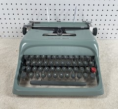 1948 Underwood Olivetti Studio 44 Typewriter NEAR MINT CONDITION w/ Flocked Case