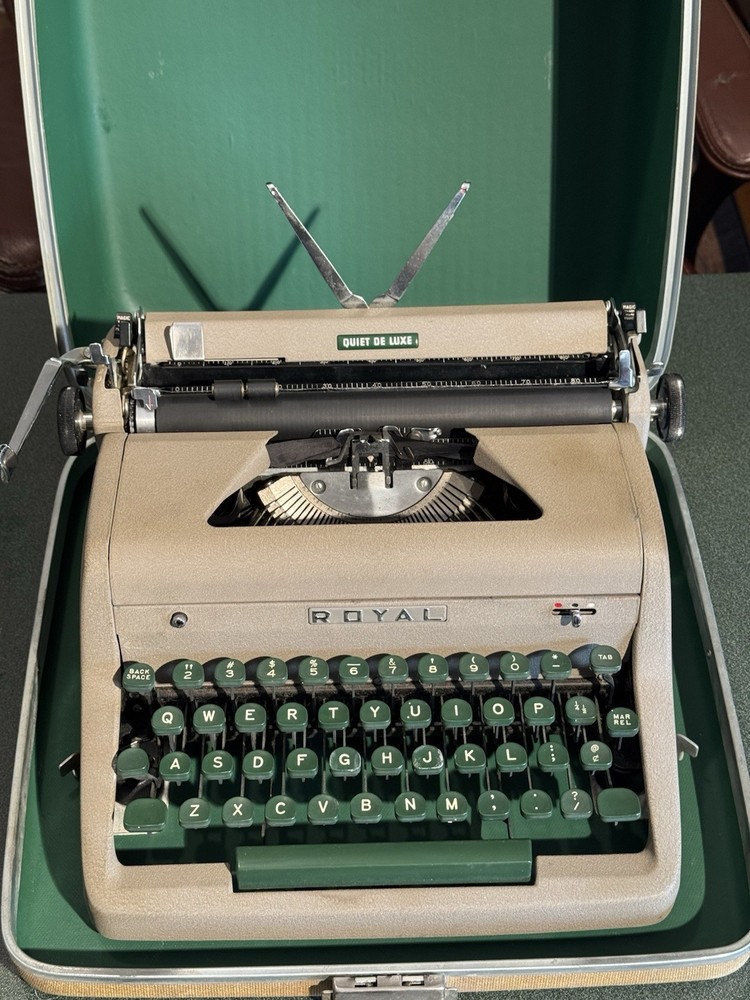1956 Royal Quiet De Luxe Manual Typewriter w/Case Portable Serial #RA3219764