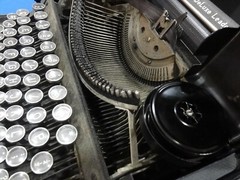 VINTAGE 1940 UNDERWOOD DELUXE LEADER PORTABLE TYPEWRITER, CASE, USER MANUAL