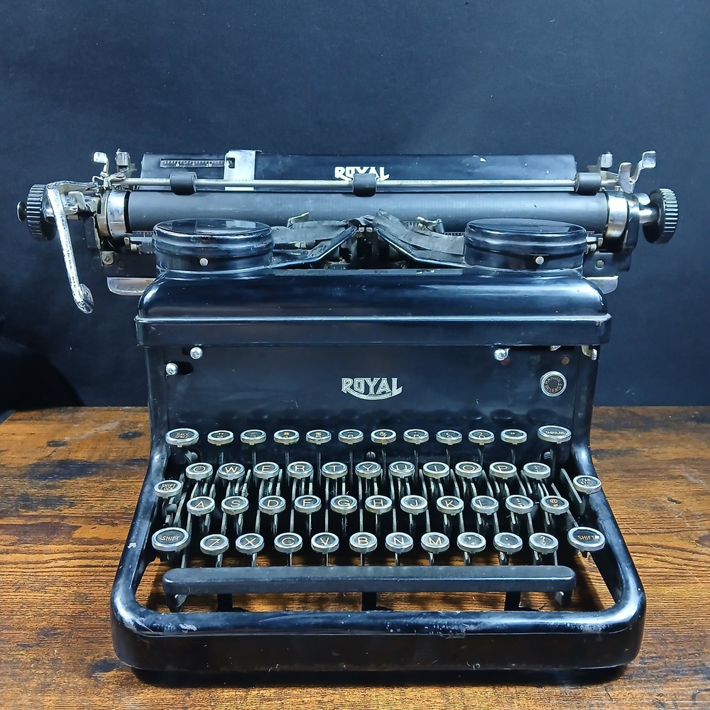 1930’s Royal KHM Working Antique Desktop Typewriter in good condition TD