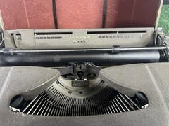 1950’s Underwood Finger Flite Champion Typewriter, Excellent Condition w/Case!