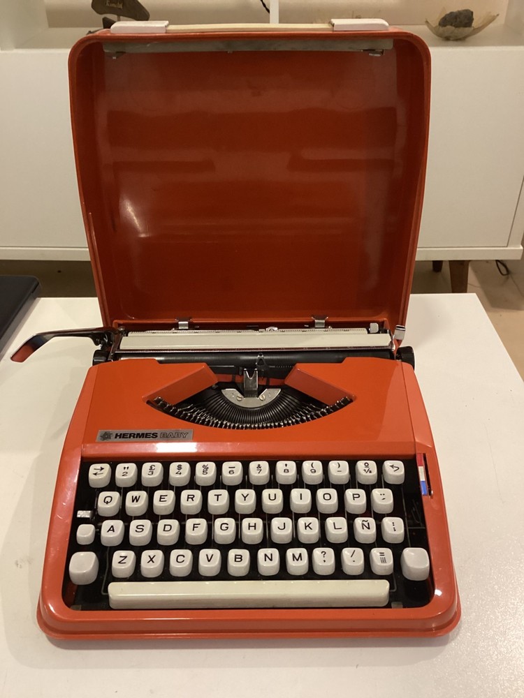 HERMES BABY TYPEWRITER. POP ART. CURSIVE TYPEFACE. SPANISH LAYOUT. ORANGE