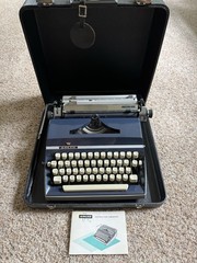 Vtg ADLER J5 TYPEWRITER WITH MANUAL & CASE – Blue.