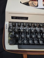 Ultra Rare Vtg 70s CLOVER Portable Typewriter Model 302 Complete Mint Condition