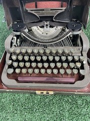 1950’s Underwood Finger Flite Champion Typewriter, Excellent Condition w/Case!