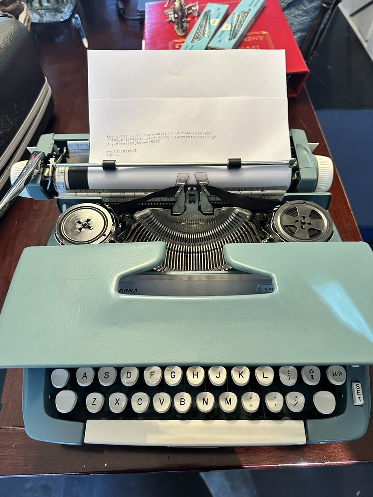 Excellent! 1968? Smith-Corona Super Sterling Blue/Green Typewriter with case
