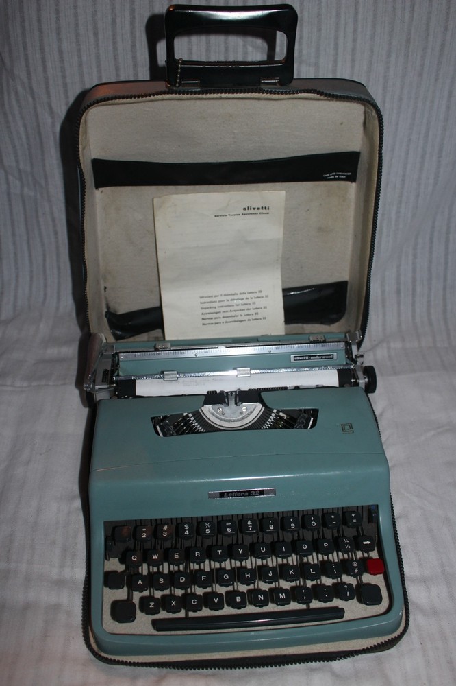 Vintage Olivetti Underwood Lettera 32 Portable Typewriter w/ Case – Italy