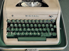 1956 Royal Quiet De Luxe Manual Typewriter w/Case Portable Serial #RA3219764