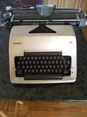 Olympia DeLuxe Typewriter Werke Ag. Wilhelmshaven Model West Germany