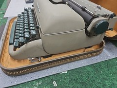 Vintage 1957 Remington Quiet-Riter Miracle Tab Typewriter w/ Case – Works!