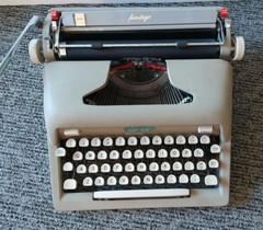 1960 Royal Heritage Magic Margin Portable Manual Typewriter & Case Tan Beige USA