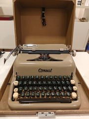 CONSUL MODEL 1511 TYPEWRITER. PICA FONT. SPANISH LAYOUT. MADE IN CZECH REPUBLIC