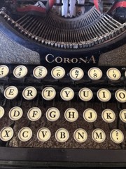 ***CORONA 4 PORTABLE TYPEWRITER FROM THE 1920’s***