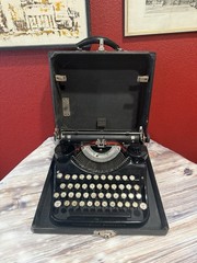 Vintage 1930s Underwood 4 Bank F Model Portable Typewriter/Case