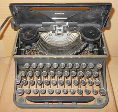 Small Royal Varsity Model D Manual Portable Typewriter With Case Vintage 1941