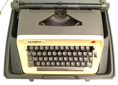 Vintage Olympia Werke AG Manual Typewriter W. Germany B-12 w/Case – AS IS!