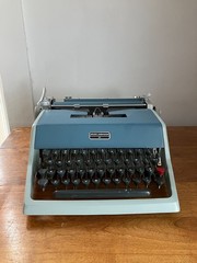 vintage Olivetti Underwood 21 1966 Manual Typewriter no case